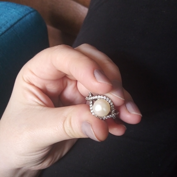 Sterling Silver and Pearl Ring - Picture 7 of 8